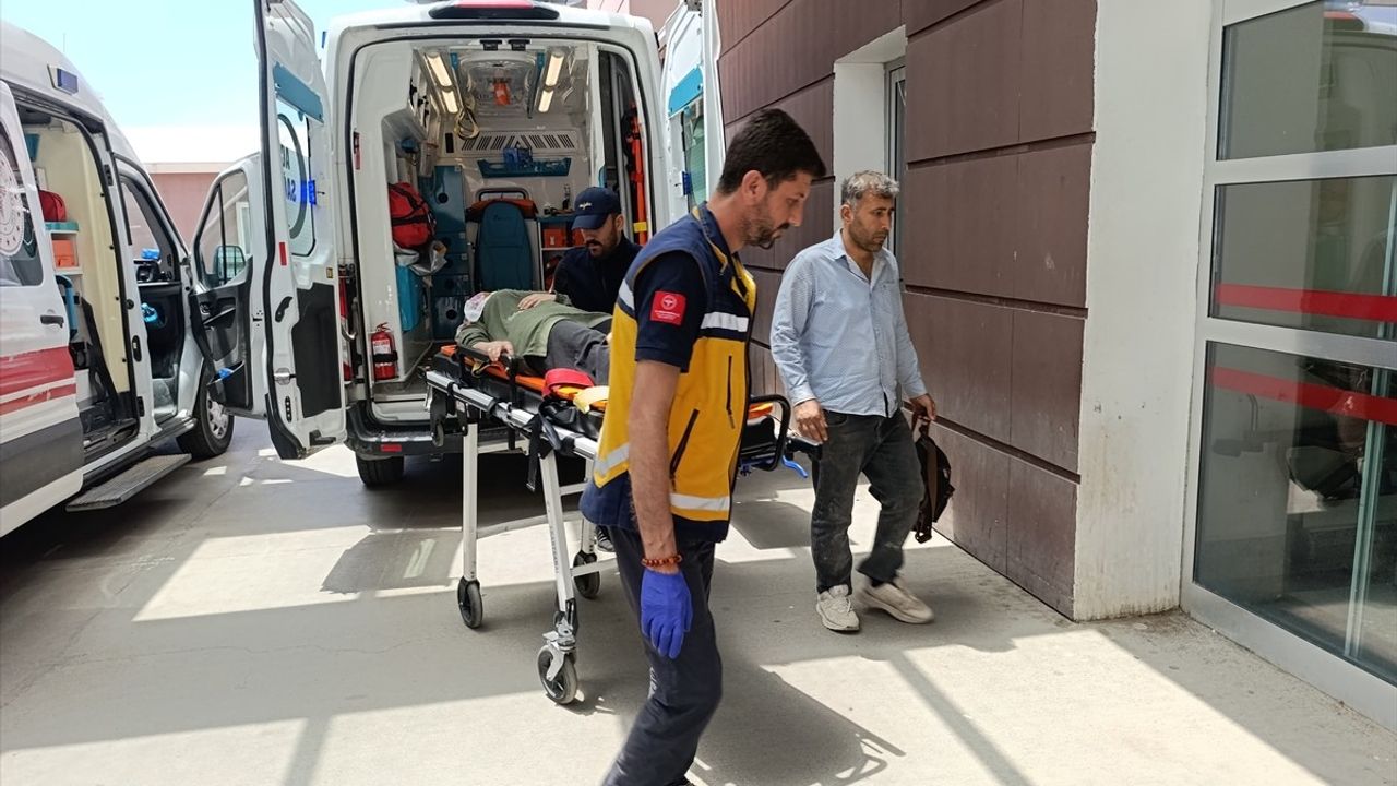Adıyaman’da Şarampole Devrilen Otomobilde 8 Kişi Yaralandı