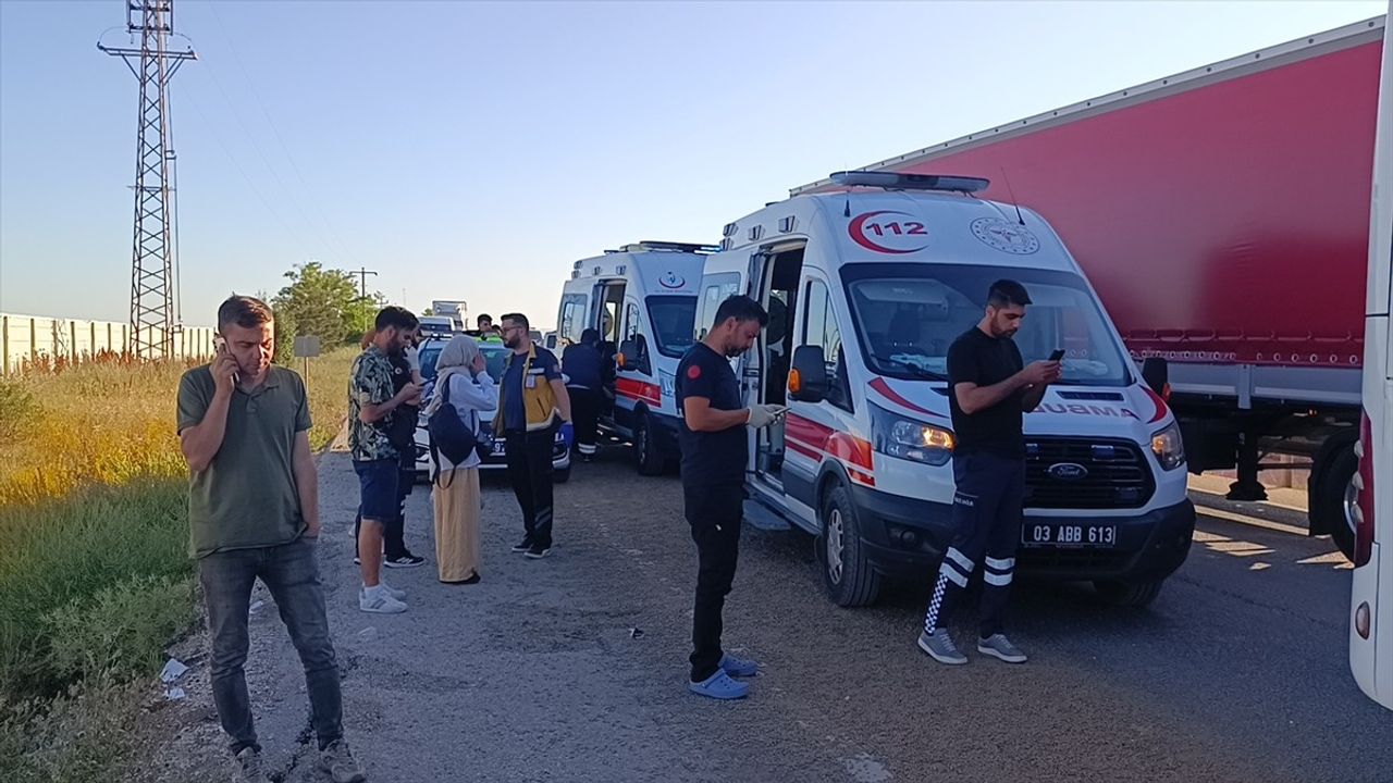Afyonkarahisar'da Otobüs-Tır Çarpışması: 9 Yaralı