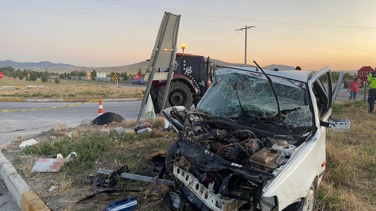 Afyonkarahisar'da Otomobil ve Traktör Çarpışması: 4 Yaralı