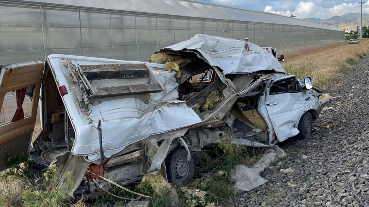 Afyonkarahisar'da Tren Minibüse Çarptı: Bir Yaralı