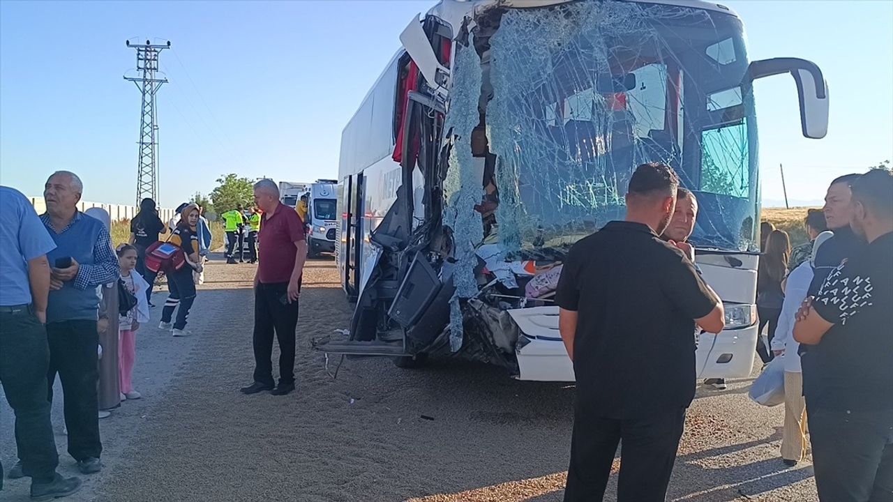Afyonkarahisar'da Yolcu Otobüsüyle Tır Çarpıştı: 24 Yaralı