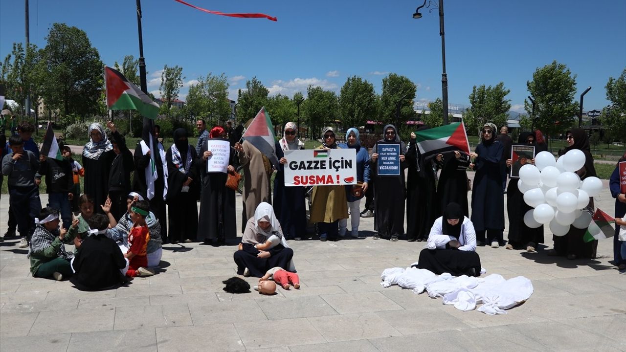 Ağrı'da Kadınlardan Gazze'ye Destek Gösterisi