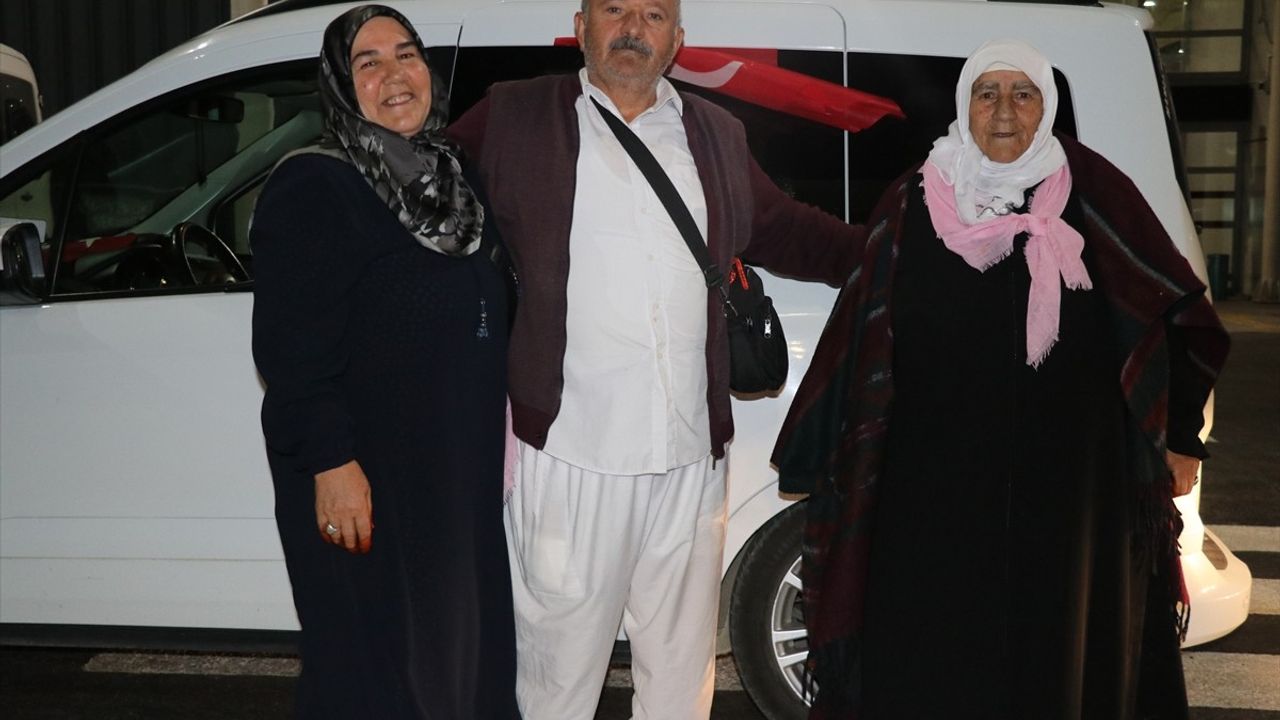 Ağrı Havalimanı'nda Hacılar Coşkuyla Karşılandı