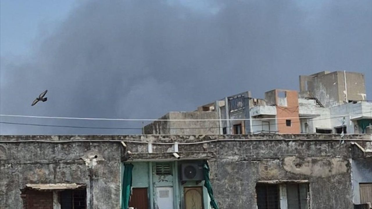 Ahmedabad'da Yolcu Uçağı Düştü