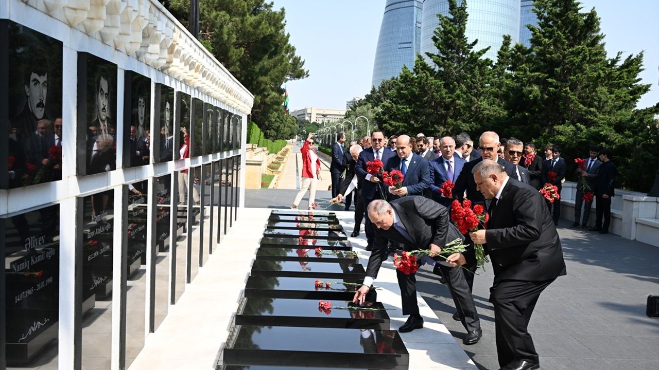 AK Parti Heyeti Bakü'de Şehitlikleri Ziyaret Etti