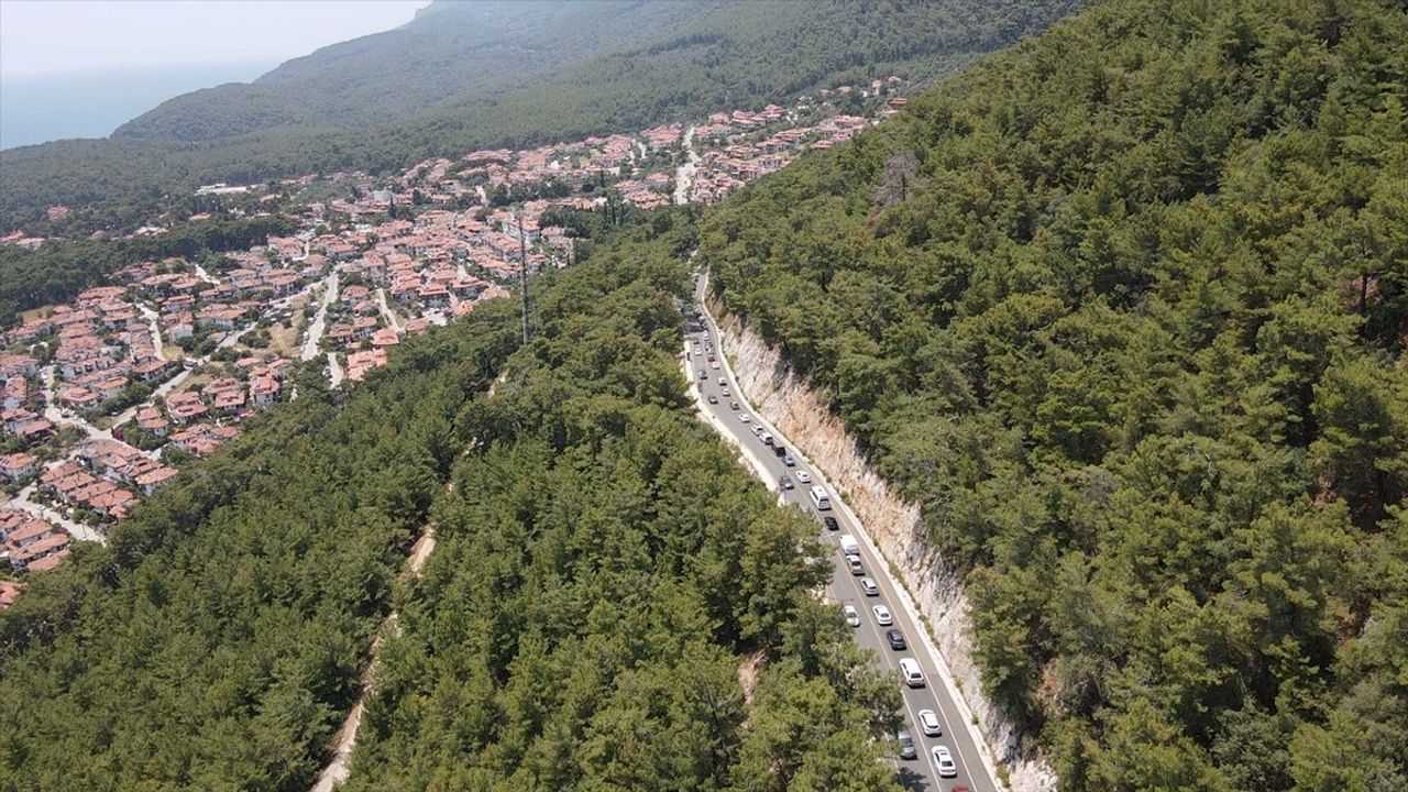Akyaka’da Bayram Yoğunluğu: Plajlar ve Yollar Kalabalıklaştı