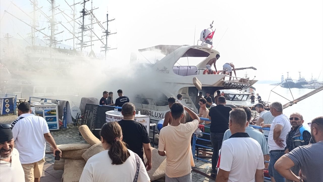 Alanya'da Gezi Teknesinde Yangın Çıktı
