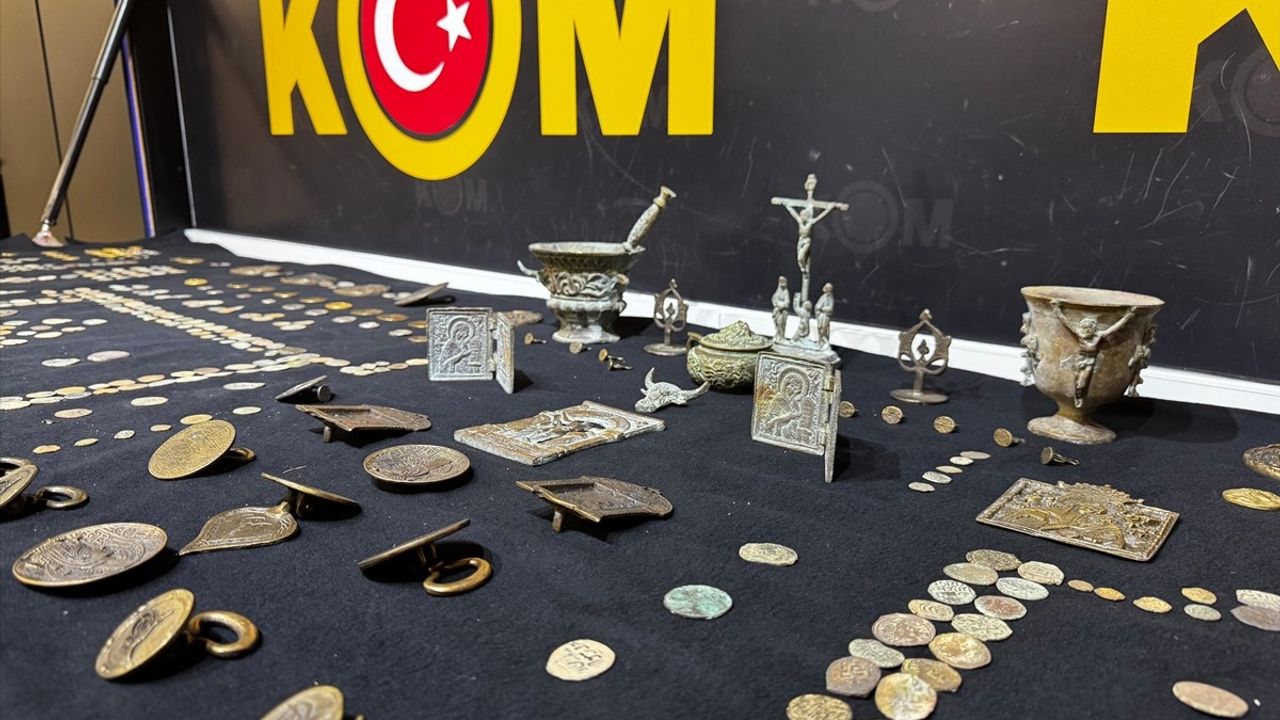 Ankara'da Tarihi Eser Kaçakçılığı Operasyonu: 1624 Sikke ve 126 Obje Ele Geçirildi
