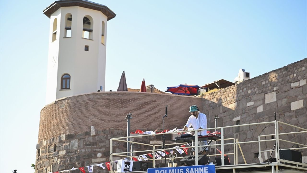 Ankara Kalesi'nde Dolmuş Sahne ile Müziğin Keyfi