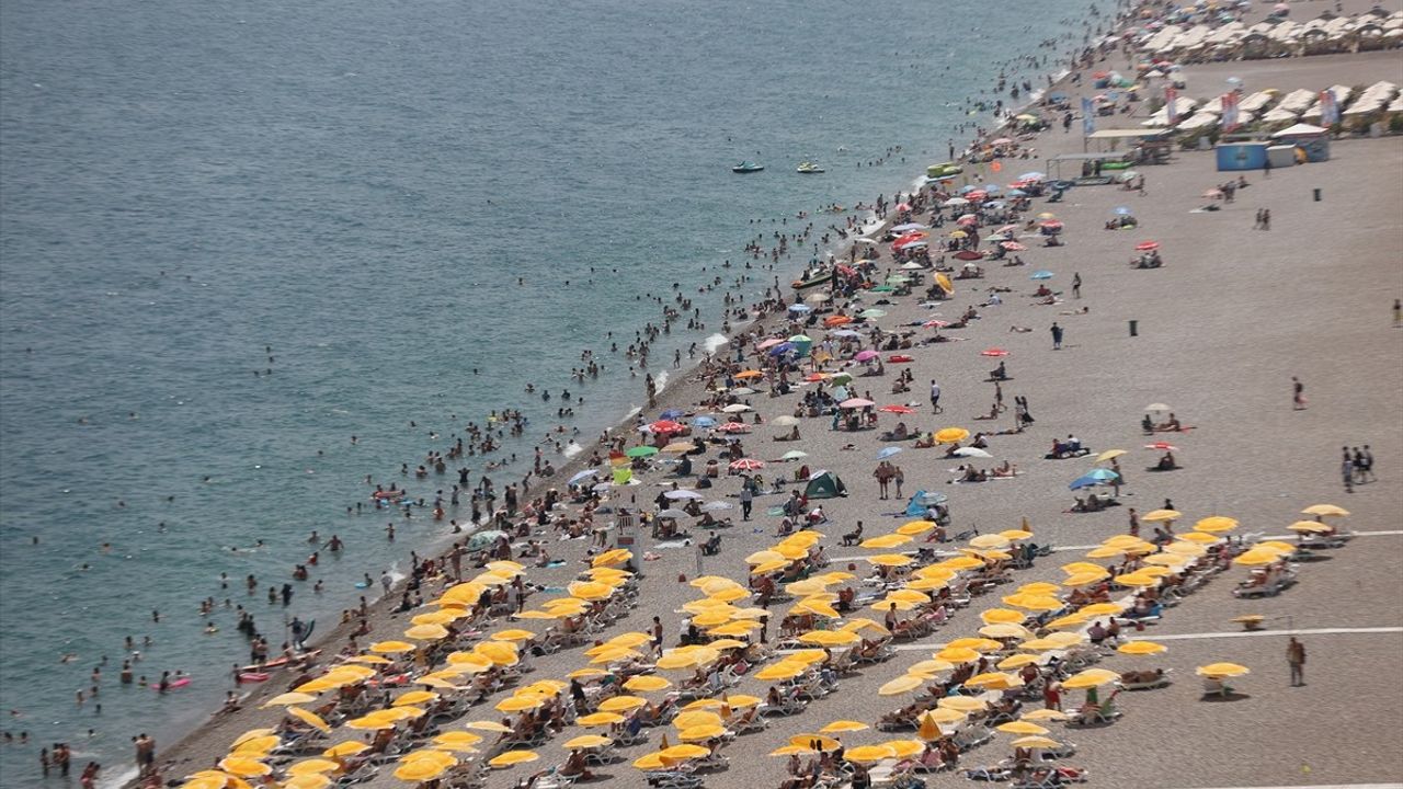 Antalya'da Bayram Yoğunluğu: Sahiller Dolu