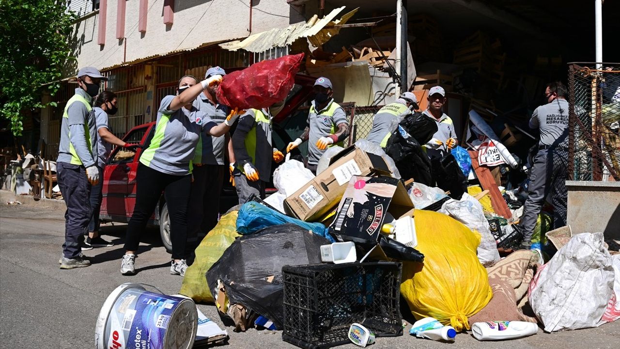 Antalya'da Bir Apartmandan 20 Kamyon Çöp Çıkarıldı