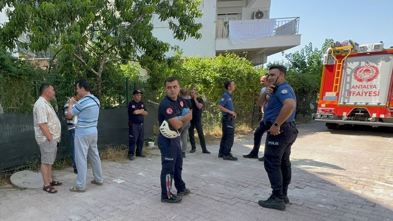 Antalya'da Çöken Balkon Faciası: Bir İşçi Hayatını Kaybetti