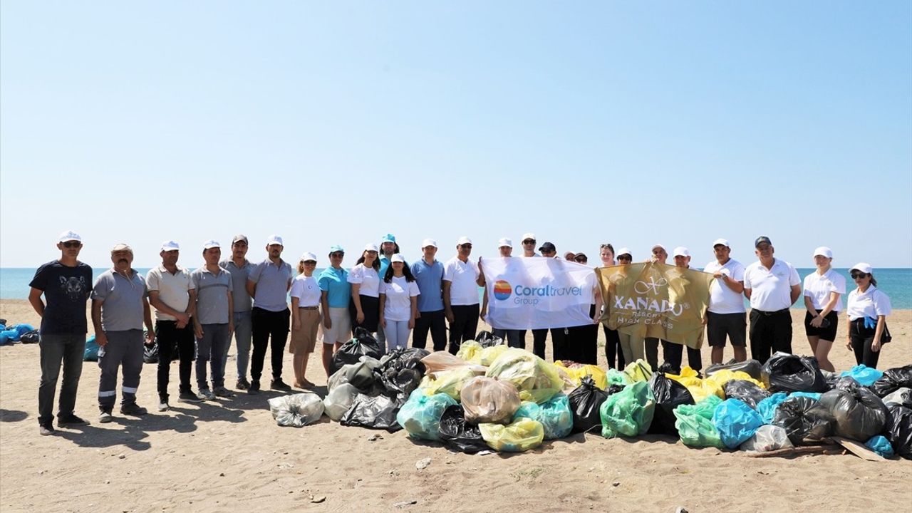 Antalya'da Deniz Kaplumbağaları İçin Sahil Temizliği
