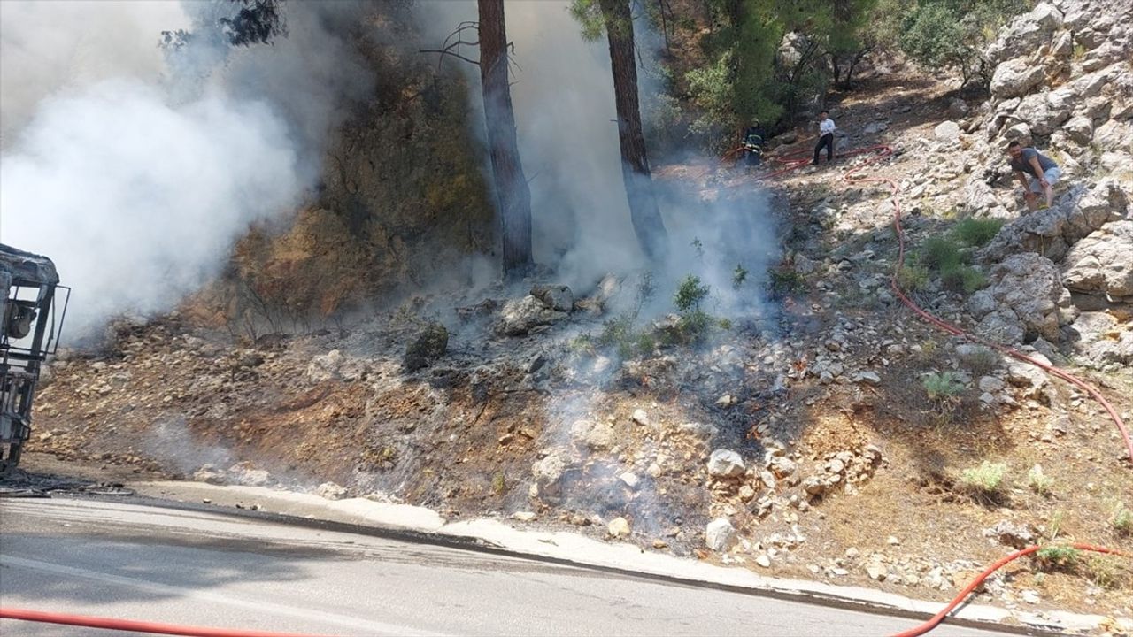 Antalya'da Otobüsten Ormana Sıçrayan Yangın Kontrol Altına Alındı