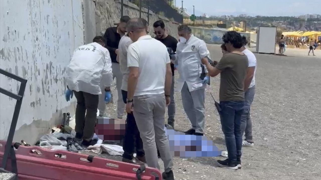 Antalya'da Sahilde Bulunan Erkek Cesedi