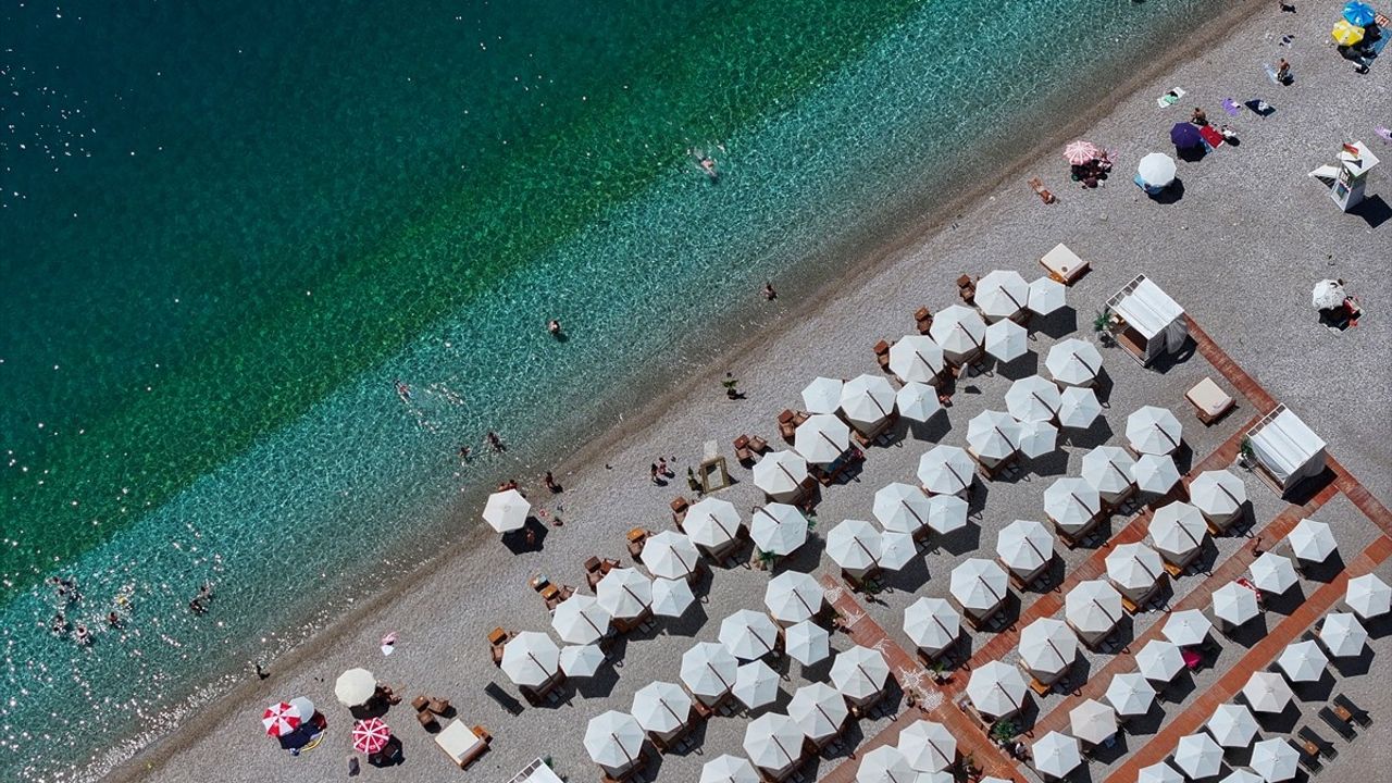 Antalya'da Sıcak Hava Sebebiyle yoğun Turist Akını