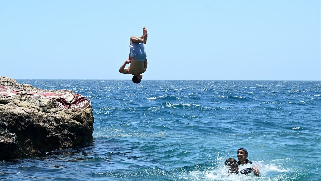 Antalya'da Sıcak ve Nemli Hava Etkisini Hissettiriyor