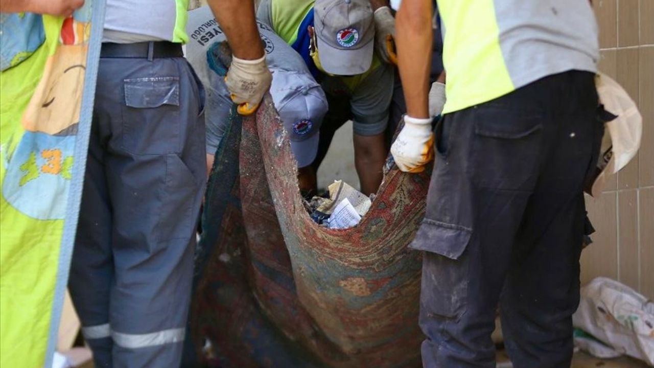 Antalya'da Temizleme Çalışması: İki Çöp Evden 8 Kamyon Atık Çıkarıldı