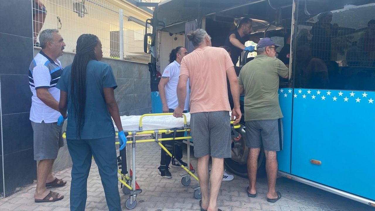 Antalya'da Trafik Kazası: 3 Yaralı