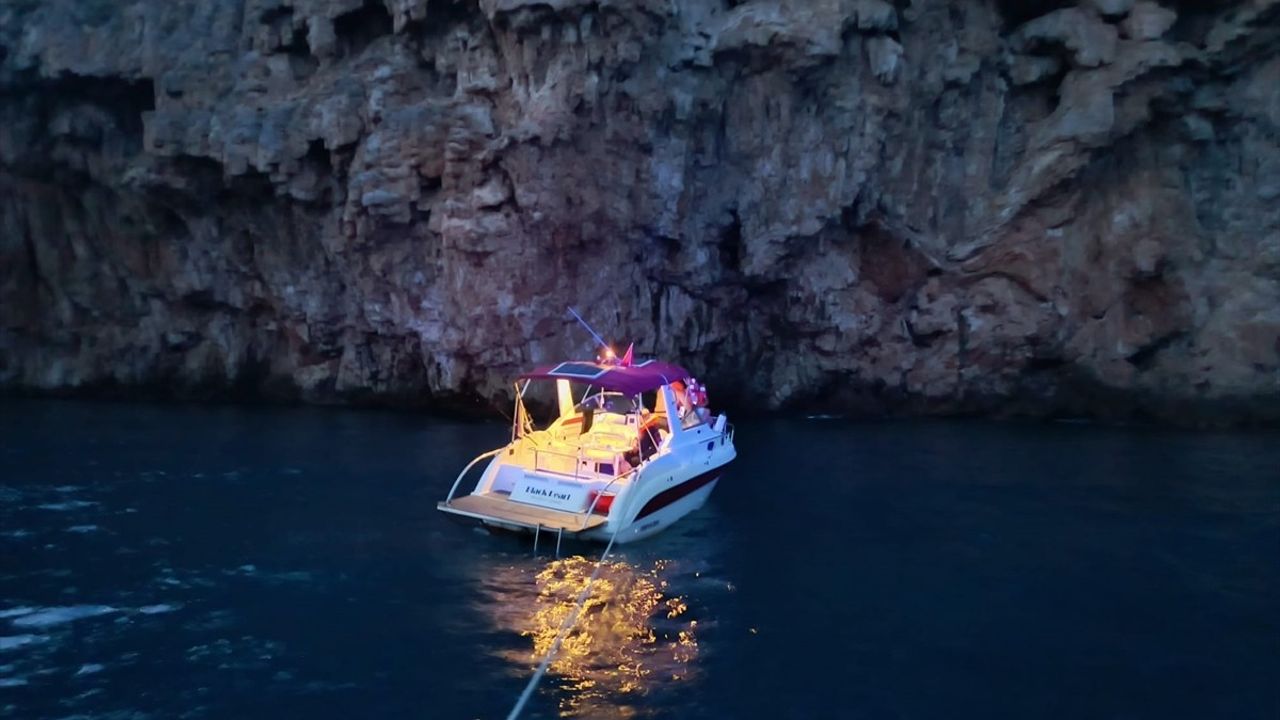 Antalya Falezlerinde Denizde Sürüklenen Teknedeki Üç Kişi Kurtarıldı