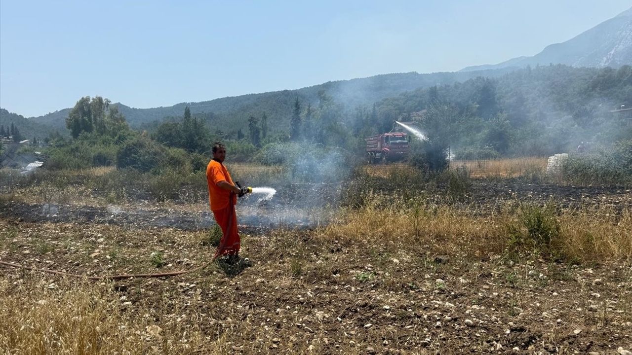 Antalya Kemer'deki Çalılık Alanda Yangın Kontrol Altına Alındı