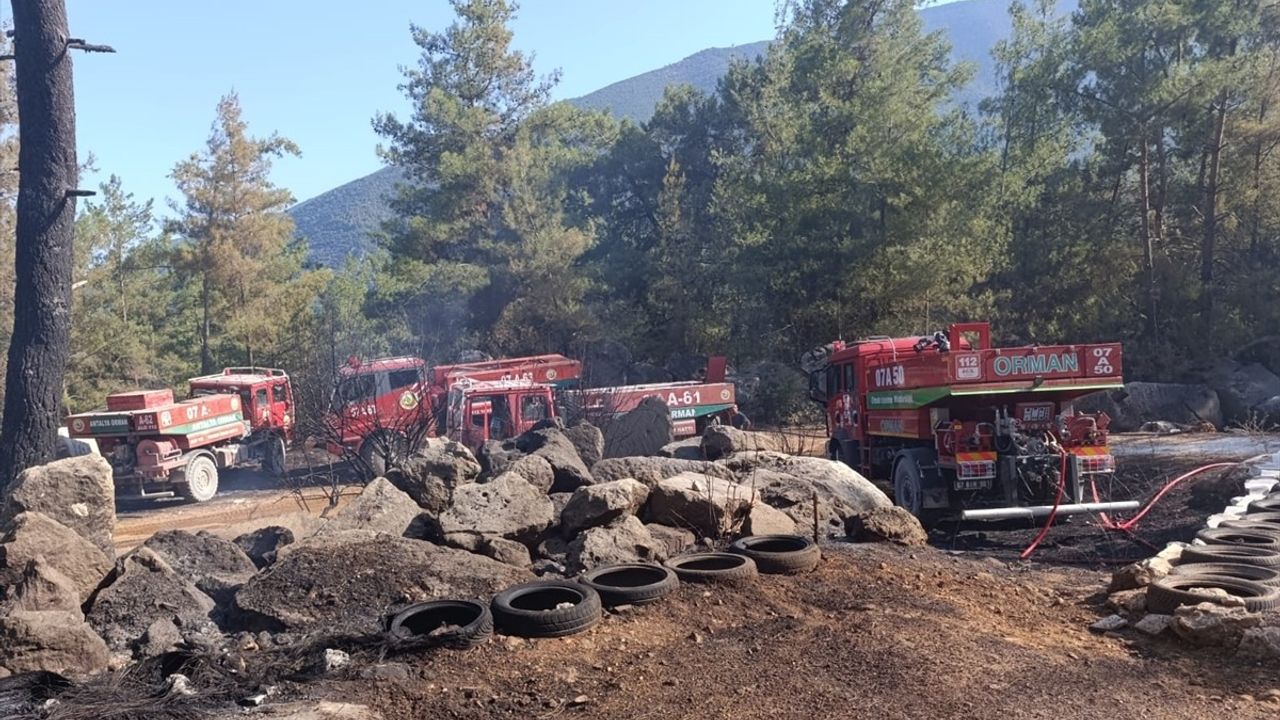 Antalya'nın Finike İlçesinde Orman Yangını Kontrol Altına Alındı