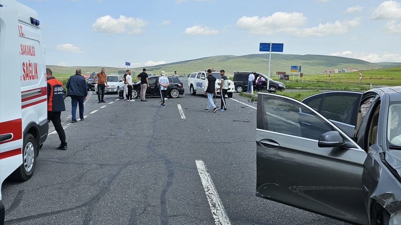 Ardahan'da İki Araç Çarpıştı: 4 Yaralı