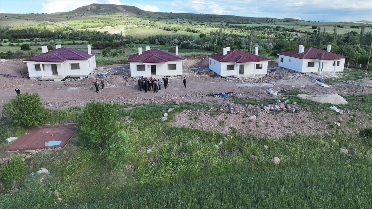 Arguvan'da Deprem Konutları İnşaatı Devam Ediyor