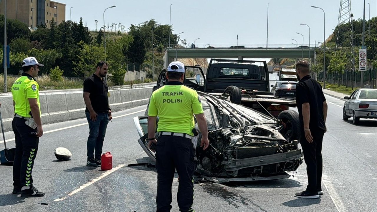 Arnavutköy'de Takla Atan Araçta Sürücü Yaralandı