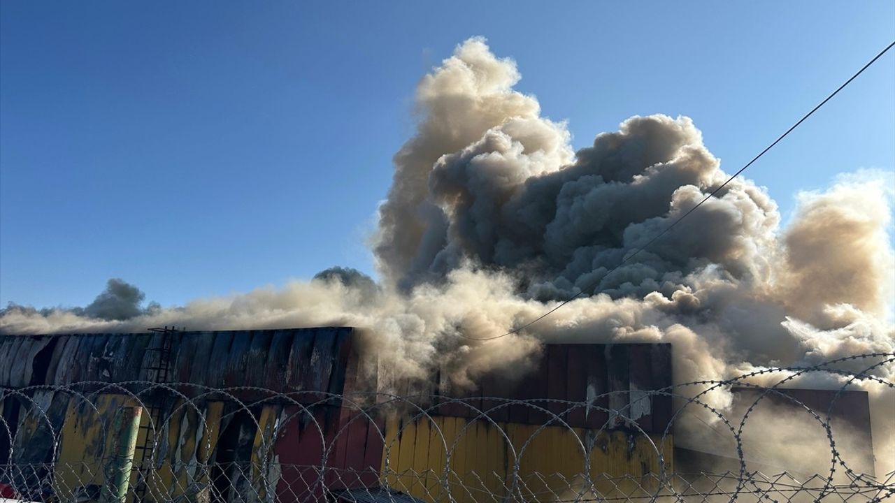 Arnavutköy'deki Lojistik Deposunda Yangın Çıktı