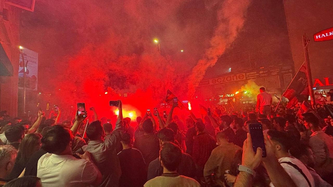 Artı Değer Vanspor'un Trendyol 1. Lig'e Yükselişi Coşkuyla Kutlandı