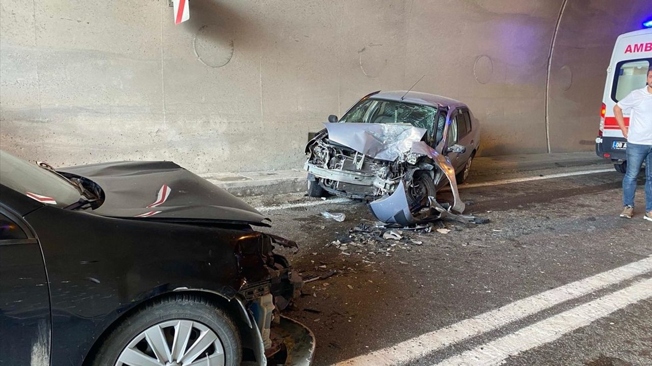 Artvin'deki Trafik Kazası: 5 Yaralı