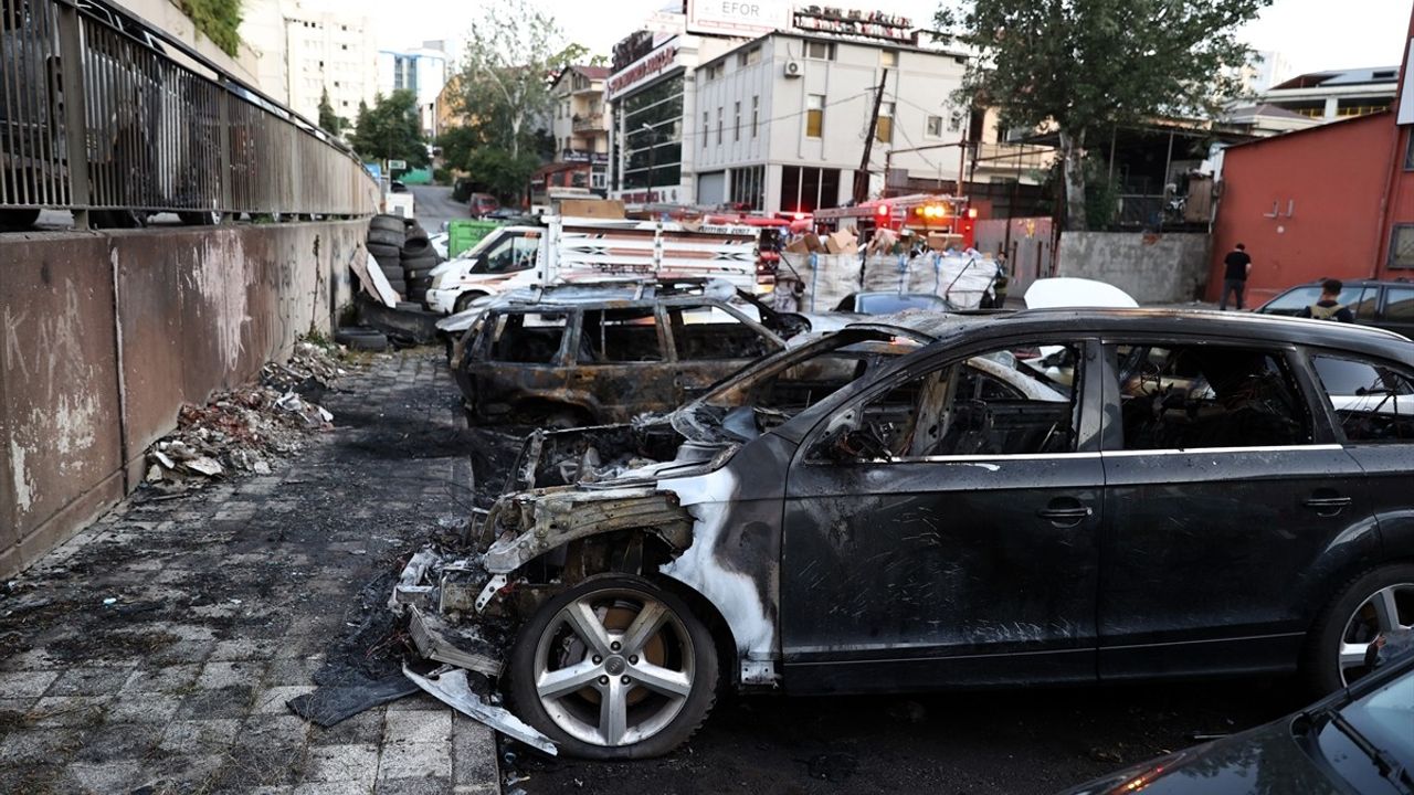 Ataşehir'de Yangın: Park Halindeki Araçlar Alev Alev