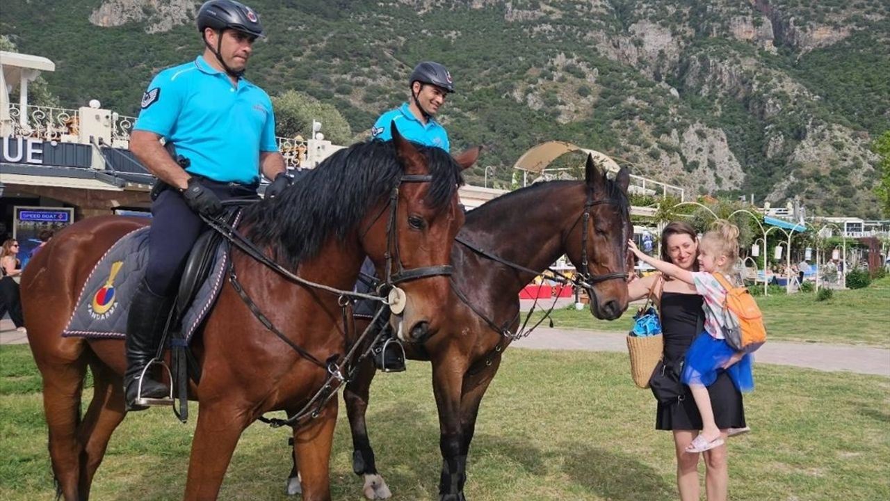 Atlı Jandarma Ekibi Ölüdeniz'de Görevde