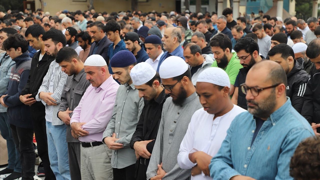 Azerbaycan'da Kurban Bayramı Namazı Coşku ile İcra Edildi