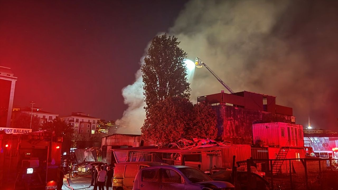 Bahçelievler'de Oto Tamirhanesinde Yangın Çıktı