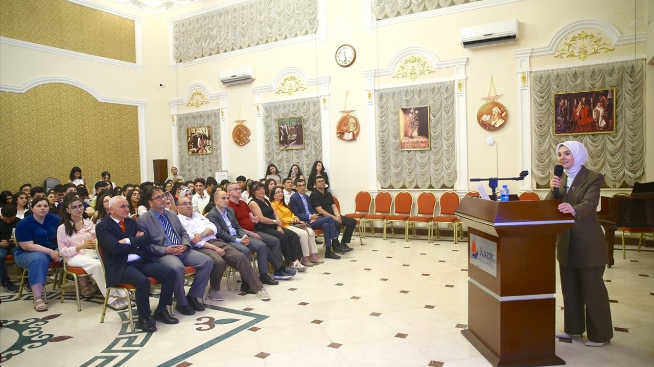 Bakan Göktaş, Azerbaycan'da Öğrencilerle Buluştu