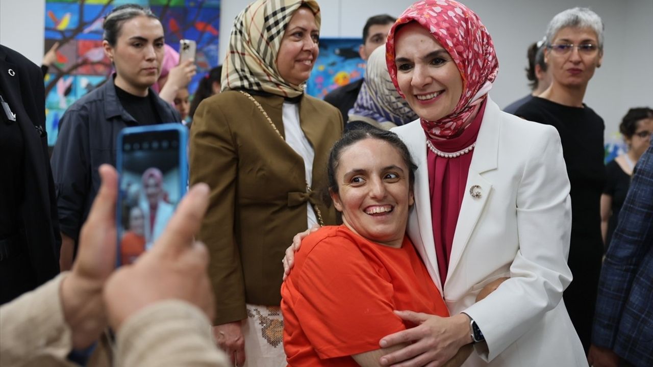 Bakan Göktaş, Başakşehir Engelsiz Yaşam Merkezi'nde Özel Sergiye Katıldı