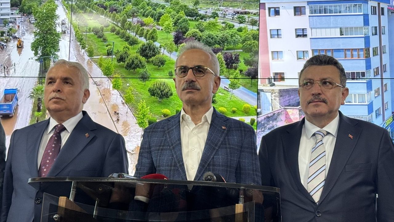 Bakan Uraloğlu, Trabzon'da Sel Çalışmalarını Yerinde İnceledi