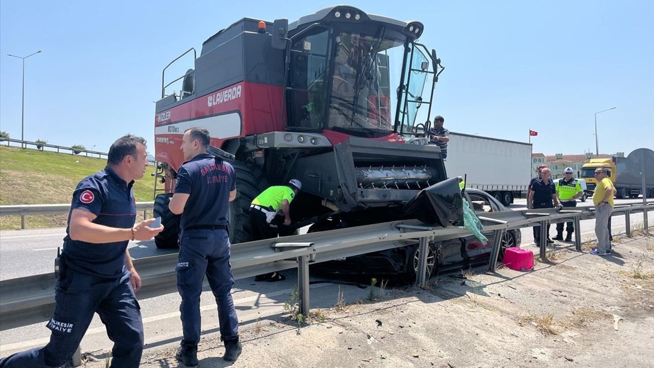 Balıkesir'de Otomobil Biçerdöverle Çarpıştı: İki Yaralı