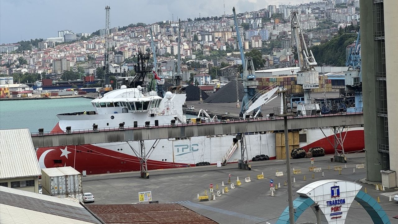 Barbaros Hayreddin Paşa Trabzon Limanı'na Demirledi