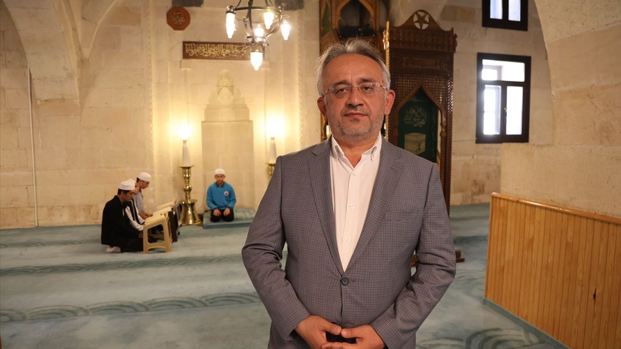 Bayburt'ta Hafızlık Eğitimini Tamamlayan Öğrenci, Bir Günde Kur'an-ı Kerim'i Hatmetti