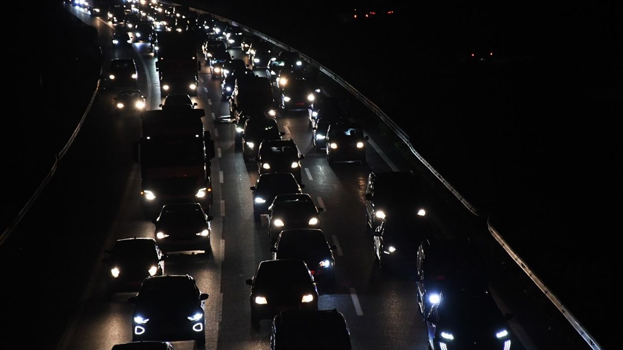Bayram Dönüşü Trafiği Yoğunluğu Devam Ediyor