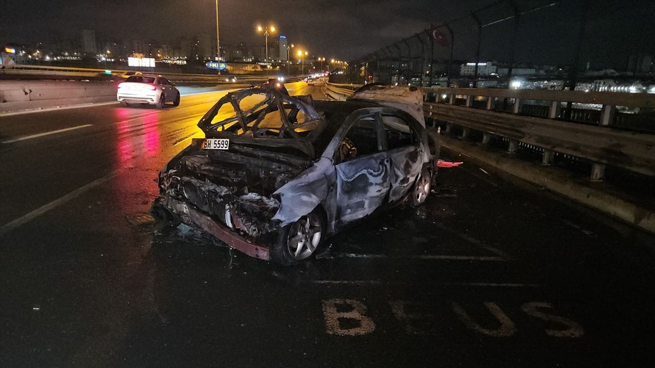 Bayrampaşa'da Kaza Sonrası Yangın: Sürücü Hastaneye Kaldırıldı