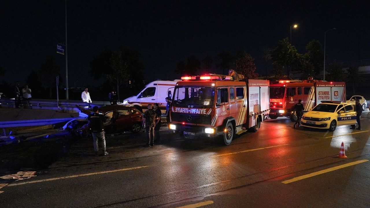 Bayrampaşa'da Kontrolden Çıkan Otomobil Bariyerlere Saplandı