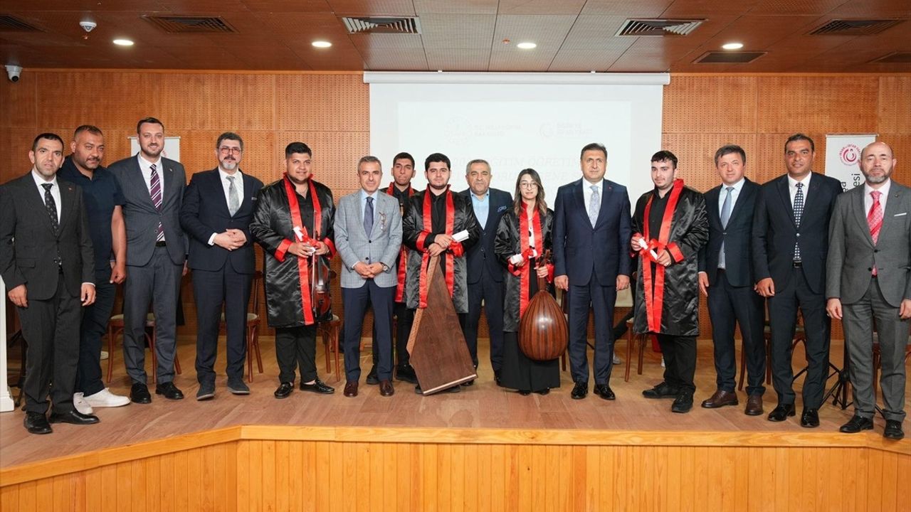 Beyoğlu Mustafa Kandıralı Güzel Sanatlar Lisesi İlk Mezunlarını Verd