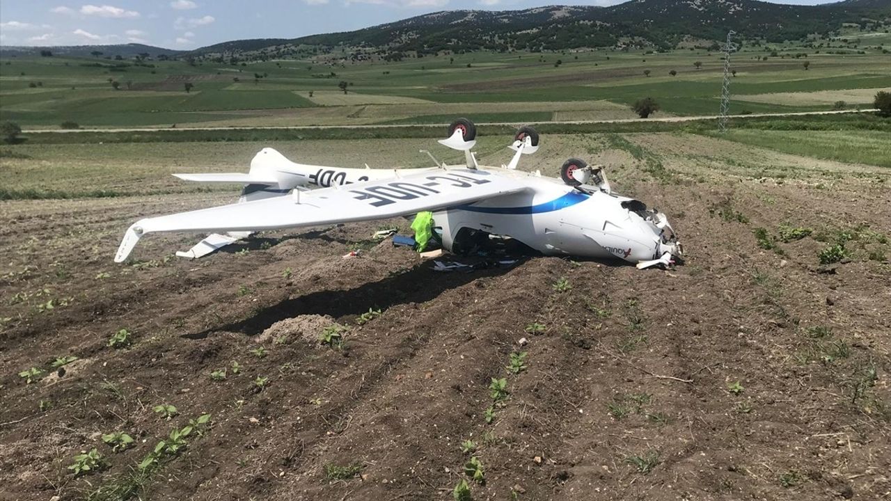 Bilecik'te Eğitim Uçağı Zorunlu İniş Yaptı, Pilot Yaralandı
