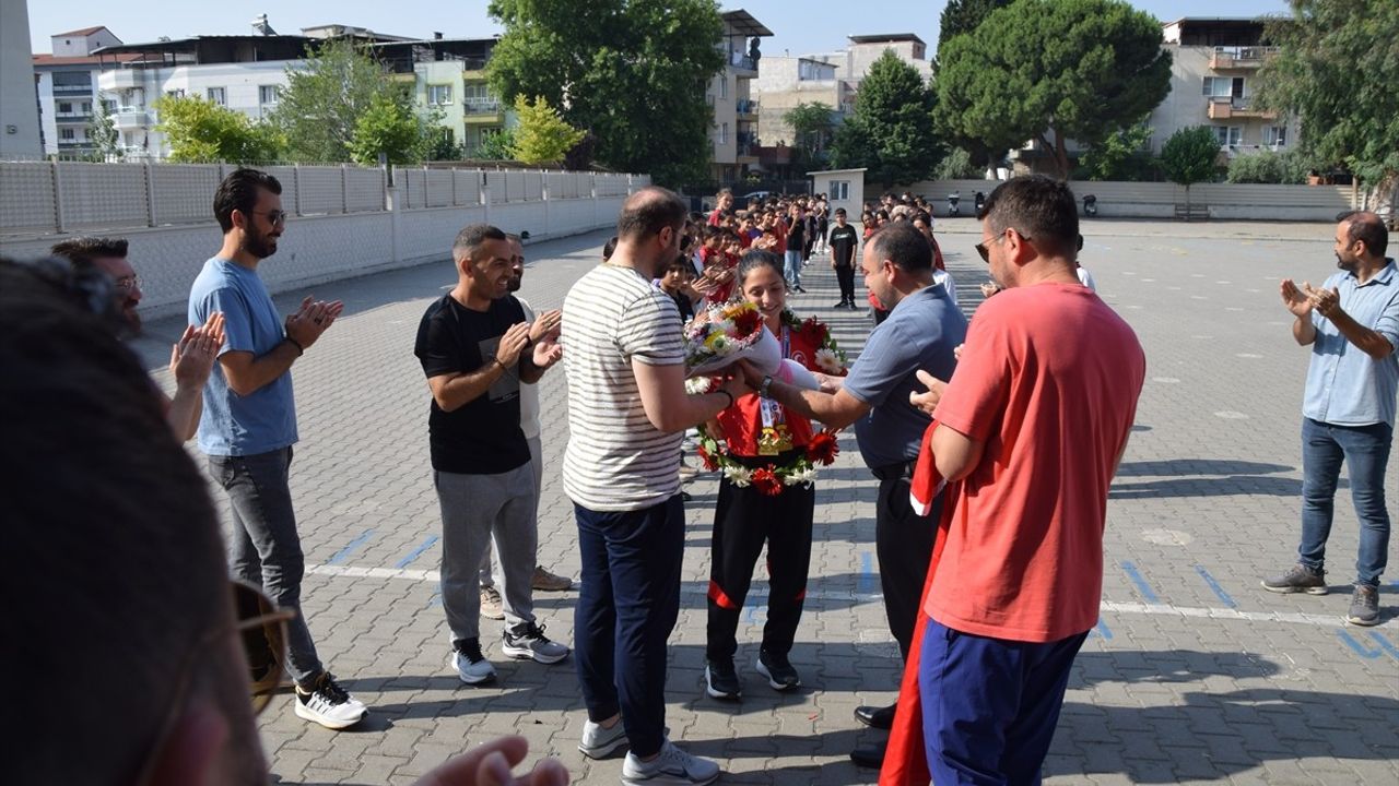 Bilek Güreşinde Avrupa Şampiyonu Nehir Özcan'a Manisa'da Coşkulu Karşılama