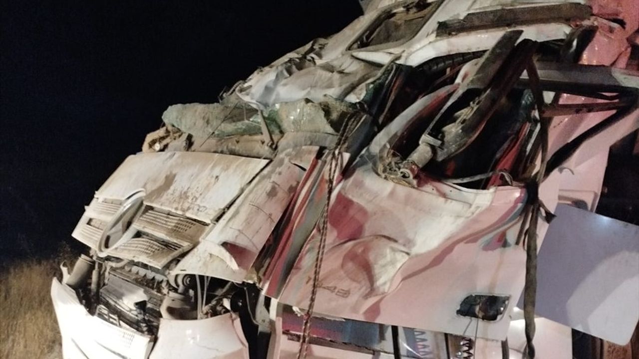 Bingöl'de Devrilen Tırda Sürücü Yaralandı