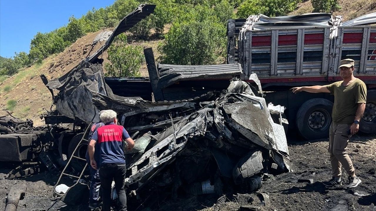 Bingöl'de Devriye Tır Kazası: Sürücü Hayatını Kaybetti
